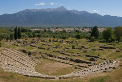 Ruïnes van het antieke theater op de Akropolis van Sparta met op de achtergrond het Taygetosgebergte en de moderne stad Sparta.