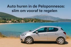 Zilverkleurige huurauto geparkeerd langs de kust van de Peloponnesos met turquoise zee, groene heuvels en berglandschap op de achtergrond. Tekst op de afbeelding: “Auto huren in de Peloponnesos: slim om vooraf te regelen”.