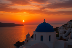 Zonsondergang boven witte huizen en blauwe koepels van Santorini, Griekenland