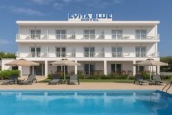Vooraanzicht van Evita Blue Hotel in Xylokastro met zwembad, ligstoelen en moderne witte gevel onder een blauwe lucht aan de Golf van Korinthe.