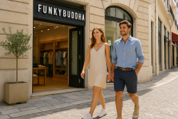 Twee jonge mensen in Funky Buddha kleding lopen door een zonnige winkelstraat in Peloponnesos.