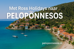 Kustplaats in de Peloponnesos met kleurrijke huizen, zeilboten op helderblauw water en groene heuvels. Tekst op beeld: Met Ross Holidays naar Peloponnesos.