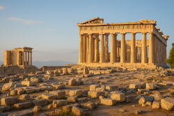 Oude ruïnes van het Parthenon en Erechtheion op de Akropolis in Athene bij zonsondergang, met klassieke zuilen en stenen.