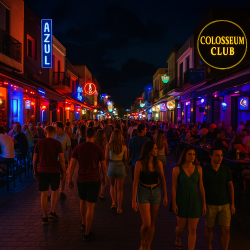 Avondscène in Kos-Stad met mensen die uitgaan, verlichte bars en een levendige sfeer op een drukke voetgangersstraat.