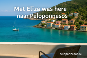 Zicht vanaf een balkon op een kustdorp in de Peloponnesos, met turquoise zee, pastelkleurige huizen en een zeilboot. Tekst op beeld: Met Eliza was here naar Peloponnesos.