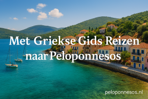 Zonnige kust in de Peloponnesos met kleurrijke huizen aan het water, zeilboten op een turquoise zee en groene heuvels op de achtergrond. Tekst op beeld: Met Griekse Gids Reizen naar Peloponnesos.