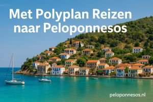 Mediterrane kustplaats in de Peloponnesos met turquoise water, zeilboten en kleurrijke huizen tegen een groene heuvel. Tekst op beeld: Met Polyplan Reizen naar Peloponnesos.