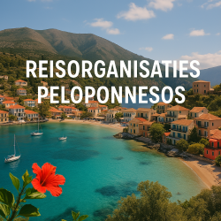 Zonnig Grieks dorp aan de kust van de Peloponnesos met turquoise zee, zeilbootjes en kleurrijke huizen.