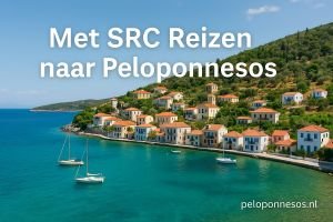Kustdorp in de Peloponnesos met wit-blauwe huizen, zeilboten op helderblauw water en groene heuvels. Tekst op beeld: Met SRC Reizen naar Peloponnesos.