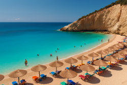 Zonnig Grieks strand met wit zand, turquoise zee, steile kliffen en kleurrijke parasols onder een helderblauwe hemel.