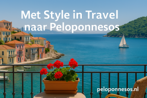 Balkon met bloemen en uitzicht op een kustdorp in de Peloponnesos met turquoise zee, zeilboot en mediterrane huizen. Tekst op beeld: Met Style in Travel naar Peloponnesos.