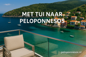 Uitzicht vanaf een terras op een kleurrijke kustplaats in de Peloponnesos met helderblauwe zee, zeilboten en groene heuvels. Tekst op beeld: Met TUI naar Peloponnesos.