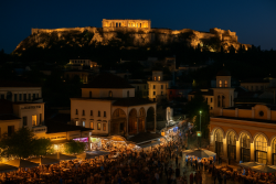 Nachtelijk uitzicht op het uitgaansleven in Athene met zicht op de verlichte Akropolis